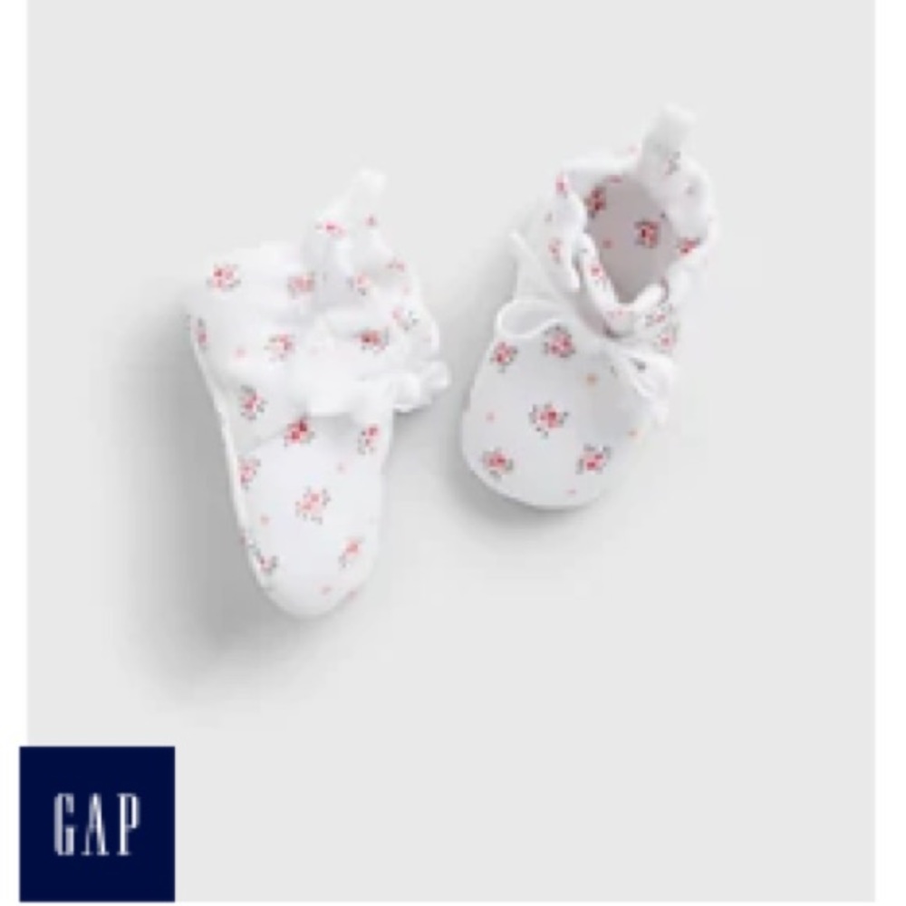 NWT GAP Size 3 infant booties